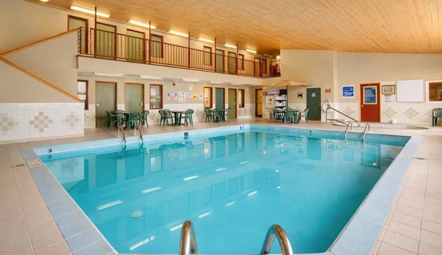 Relaxing Queen Room near Lake Region Heritage Center |Indoor Pool & Free Parking