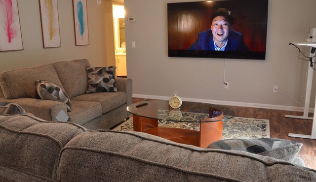 Relaxing Retreat: 2-bedroom apartment in superb Enterprise highspeed internet