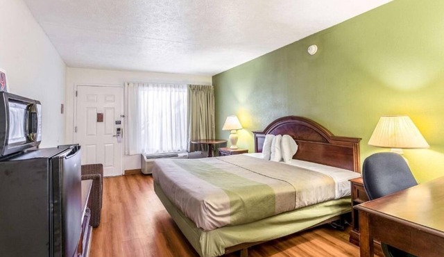 Relaxing Room Near Ripken Stadium w/On-Site Restaurant
