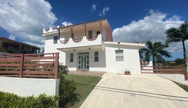 Relaxing Spacious Penthouse. Pool & deck w/panoramic view, 5 minutes to town!