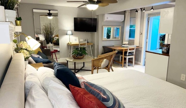 Relaxing studio with patio- Free parking & laundry