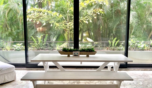 Relaxing tropical retreat near Diamond Head. Unwind and rejuvenate your senses.