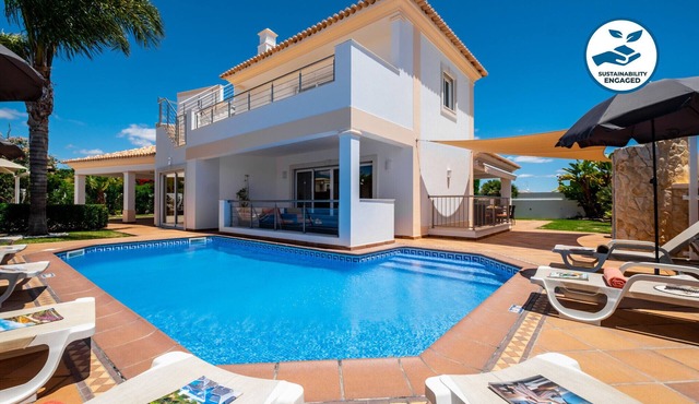 Relaxing Villa with Heatable Pool and BBQ