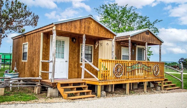 Relaxing Waterfront Cabin Getaway for Families and Couples in Medina, Texas