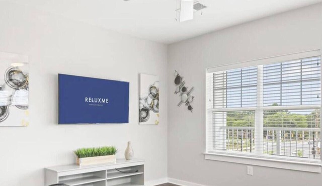 Reluxme | 2BR Oasis Near Airport & Attractions