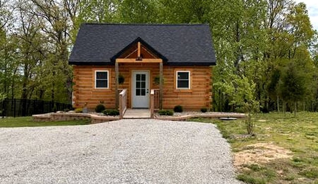 Remarkable Cabin with Fire Pit and Jacuzzi in Indiana