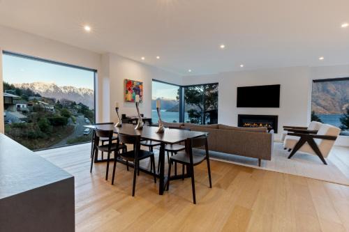Remarkable Lakeview Escape