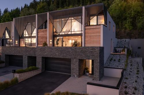 Remarkable New Home on the Hill
