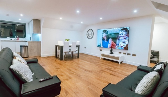 Remarkable, Penthouse - 3-bed Apartment in Purley