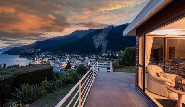 Remarkable View in Central Queenstown - 5 bedrooms, 2.5 bathrooms house