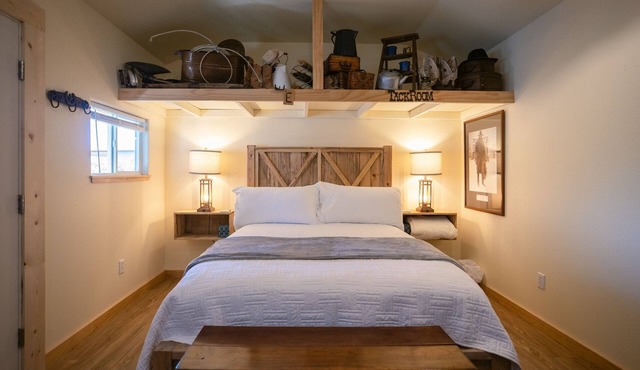 Remodeled 3 BR/2.5 BA Retreat near Eagle Point. Includes main house and a private cottage. Group-friendly kitchen, famous waffle bar, hot tub, and electric fireplace. Great space for cooking and connecting.