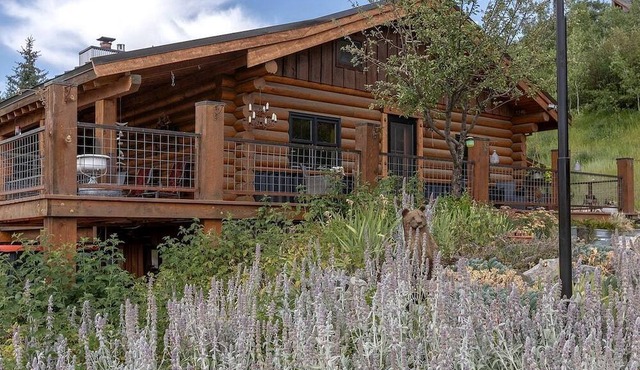 Remodeled Cabin with Pool Table and Hot-Tub in Wyoming