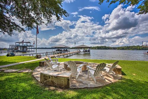 Remodeled Cedar Creek Lake Retreat w/Fire Pit!