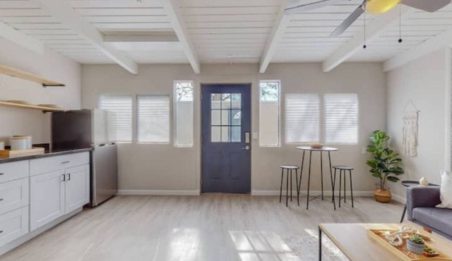 Remodeled Courtyard Apt w/King Bed, In-Unit W&D