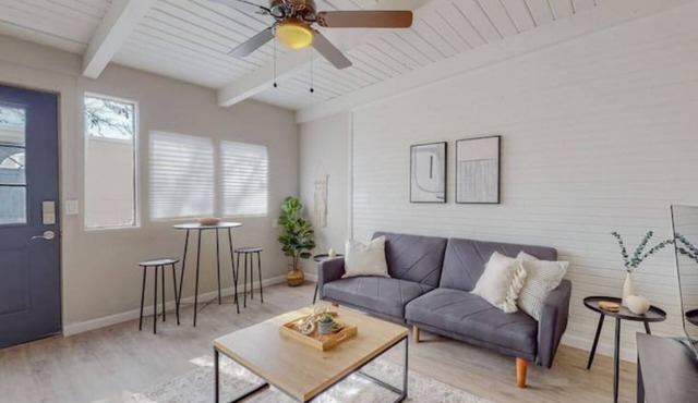 Remodeled Courtyard Apt w/King Bed, In-Unit W&D