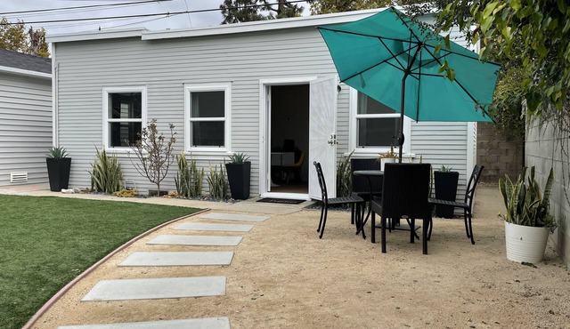 Remodeled Detached Guest House w/Washer, Dryer and Parking