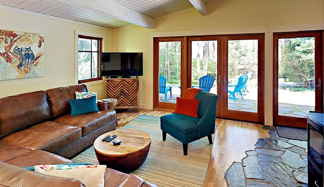 Remodeled Home: Wood Stove, Patio, Spacious Yard & Kayaks – Steps to Bay