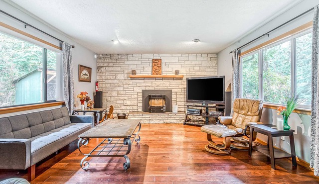 Remodeled home with large yard & kitchen in lovely forest setting - dog-friendly