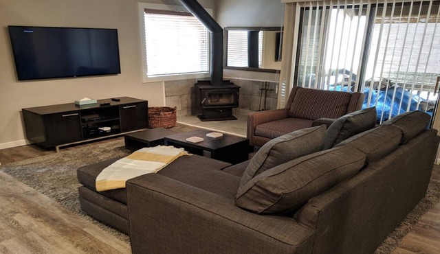 Remodeled Modern Mountain Condo 1BR/Loft/2BA with Garage - near village