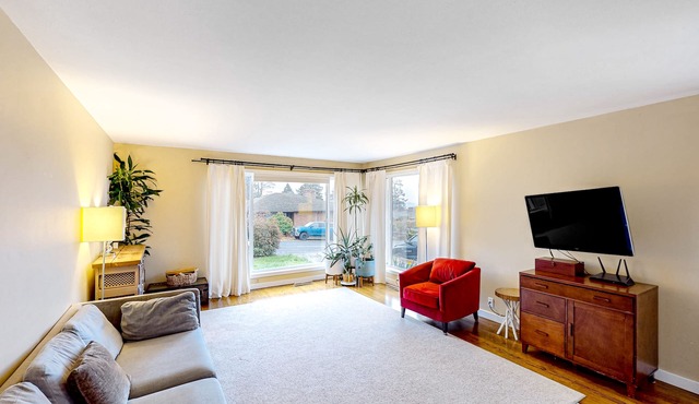 Remodeled mountain-view home with deck, streaming, wonderful backyard, patio, AC