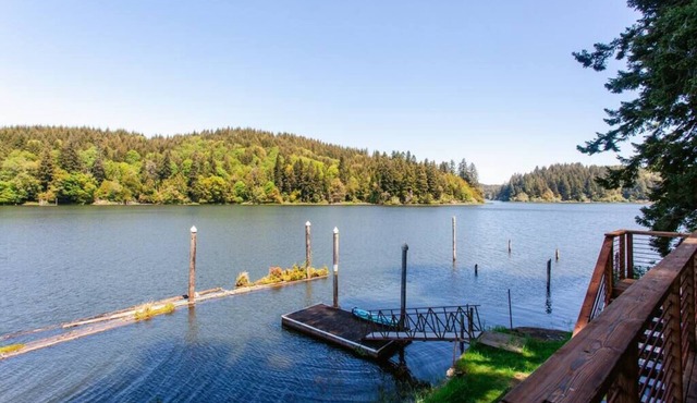Remote 1 BR Lakefront Cabin. Features a King loft bed with lake views, private dock, and provided paddleboards/kayaks. Perfect for fishing, stargazing, and quiet nature escapes.