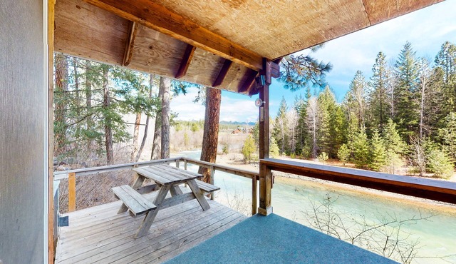 Remote riverfront cabin with incredible views, deck, firepit & water access
