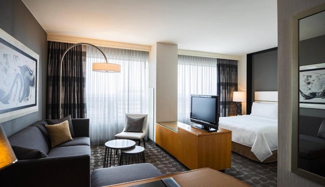 Renaissance Chicago O'Hare Suites Hotel