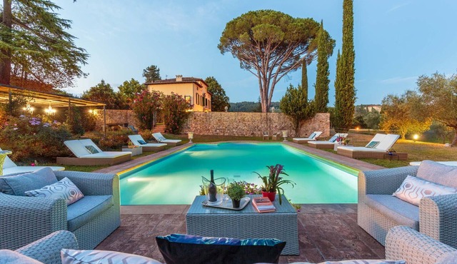 RENAISSANCE WINERY VILLA AMONG THE VINEYARDS, 9 BEDROOMS, 7 BATHS, WIFI, AIR CON