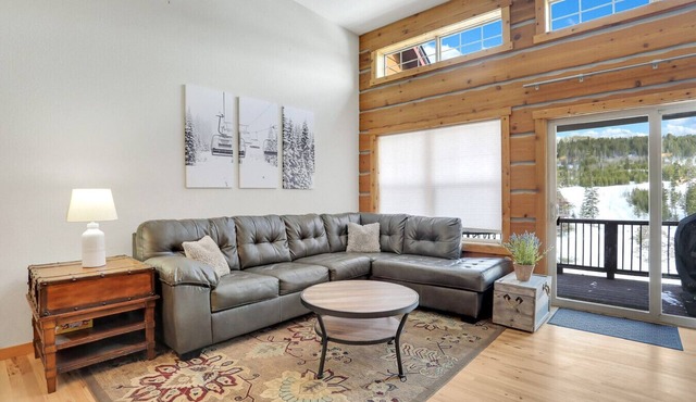 Rendezvous - Majestic Views|Hike|Bike|Ski and Ski Locker Available!