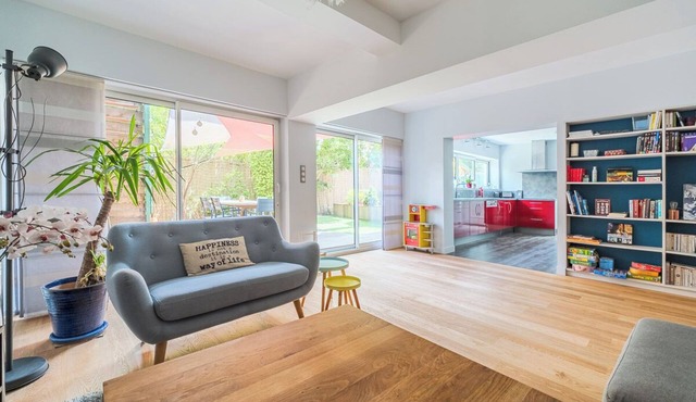 Renovated 130m2 apartment in RDJ with office, garden and parking in town center
