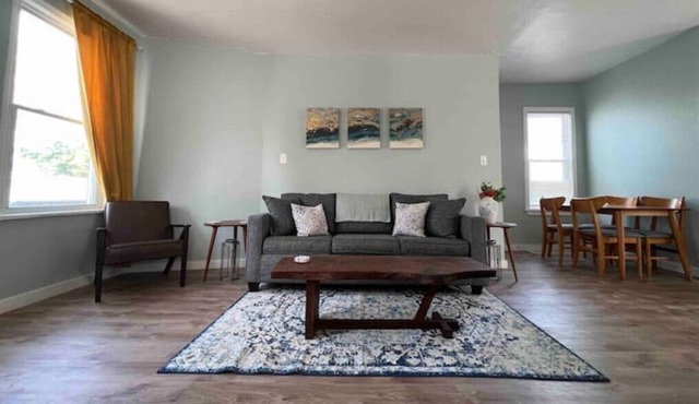 Renovated 2-bed flat w/patio in heart of Bay View