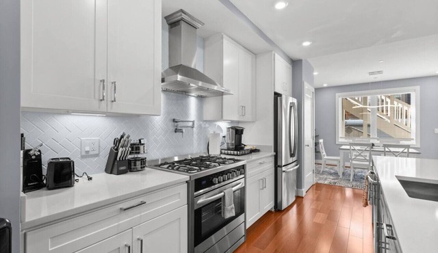 Renovated 2Level Flat+H St+Laundry
