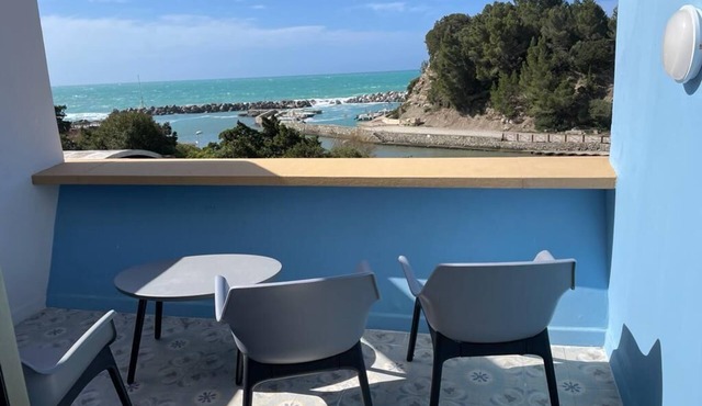 Renovated beach apartment with direct sea access, in vacation complex with pool
