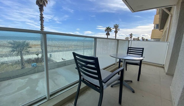 Renovated beachfront T3, loggia, private parking