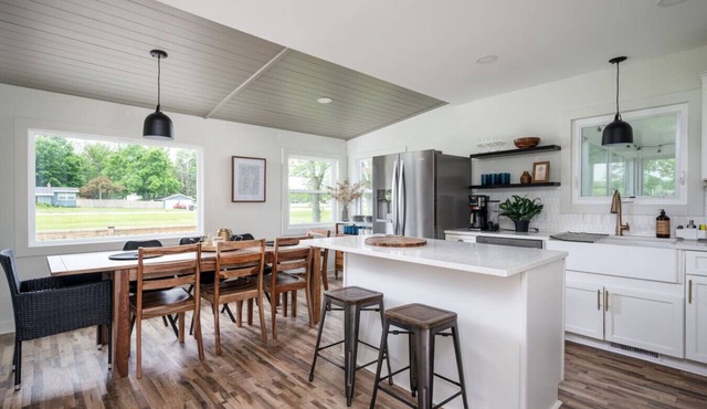 Renovated Cityside Farmhouse, Garden/Historic Barn