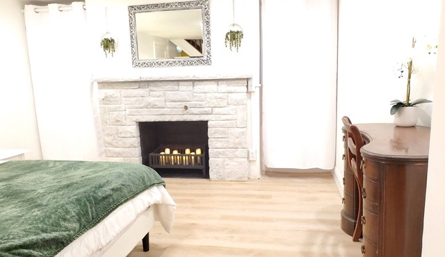 🪞 Renovated Cape Cod w/ King Bed ➕️ 🚲 trail proximity
