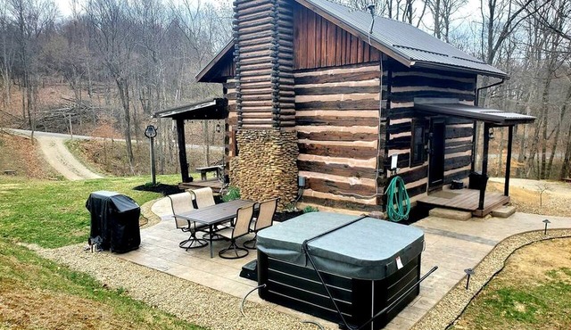 Renovated Cottage with Spa Surrounded by Beautiful Hiking Trails by Tappan Lake in Ohio