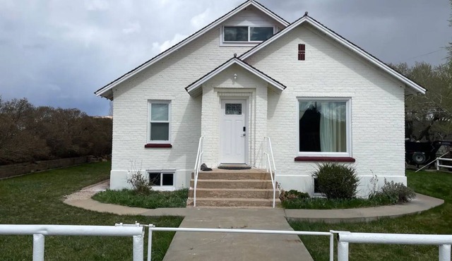 Renovated farm house in Alton, UT. Within 45 minutes of Bryce and Zion.