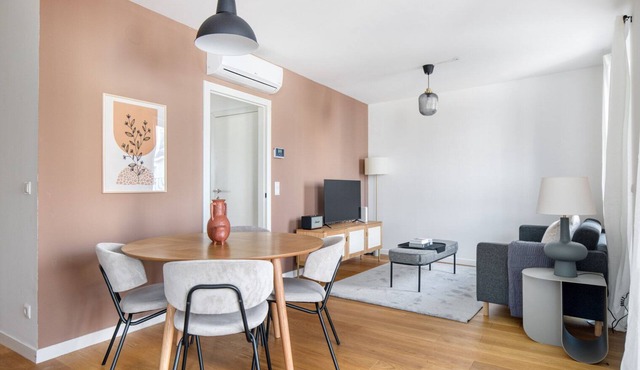 Renovated Favoriten 2BR w/Elevator, nr U1 Keplerplatz, by Blueground