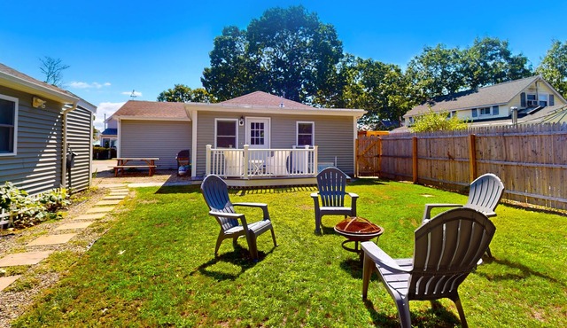 Renovated home and cottage with enclosed yard, grill, W/D - close to the beach