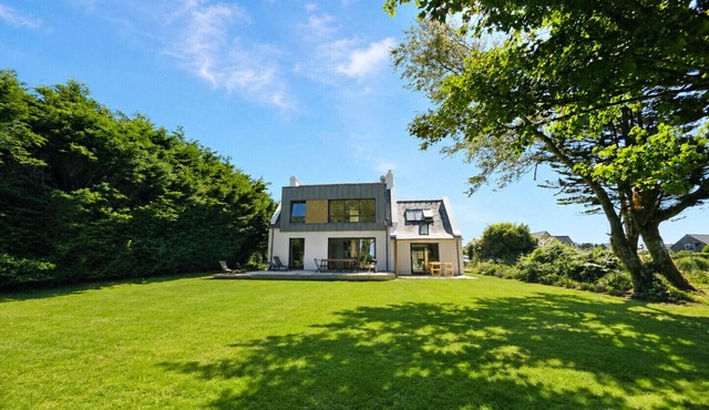 Renovated house 300 m from the beach and the GR34