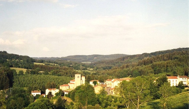 RENOVATED HOUSE IN CHARMING VILLAGE 45 MINUTES FROM THE RESORTS