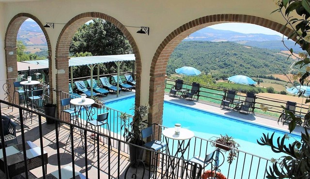 Renovated farmhouse with 7 apartments in the center of Tuscany.