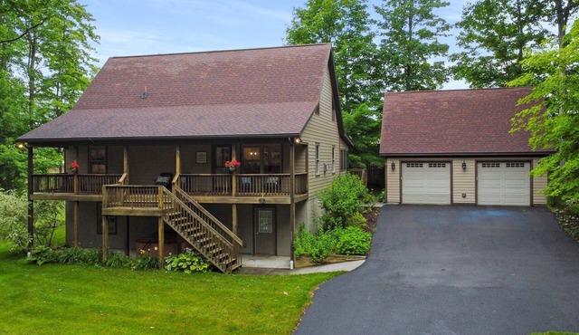 Renovated Mountain Chalet - Hot Tub, Pool Table, Dog Friendly @ Deep Creek Lake