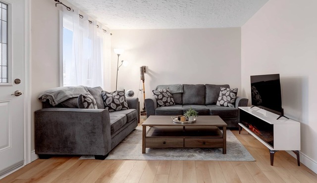 Renovated Retreat w/Pool (summer) & 4 Queen Beds + Double!