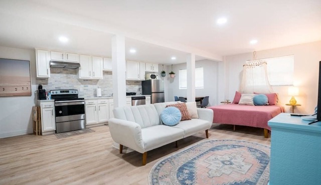Renovated Riverside Studio Retreat - Sleeps 8 ppl