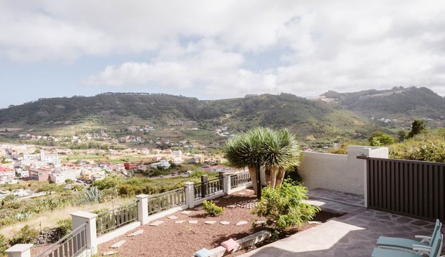 Renovated rustic house with stunning views, 2 bedrooms, 2 bathrooms, Wi-Fi