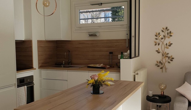 Renovated studio 5min walk from the RER A station and the city center