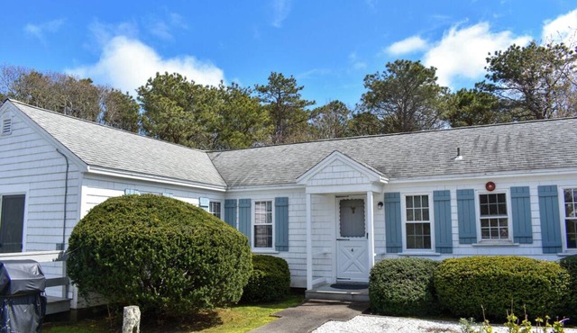 Renovated studio condo unit, 10-12 minute walk to the beach