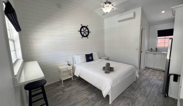 Renovated studio w/king bed & full size kitchen #5
